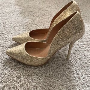 Gold sparkly pumps